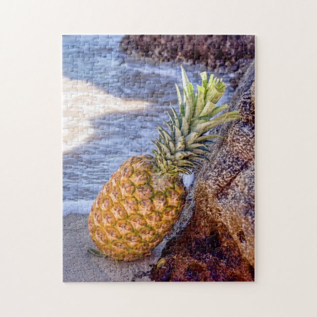 Ananas, die sich am Strand auf Felsen lehnen Puzzle (Vertikal)