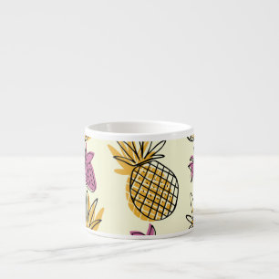 Ananas, Erdbeere Vintages Textildesign. Espressotasse