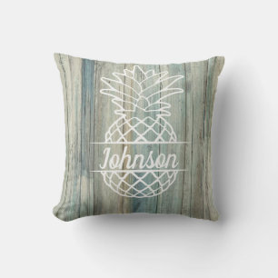 Ananas Familienname am rustikalen Strand der Holzk Kissen
