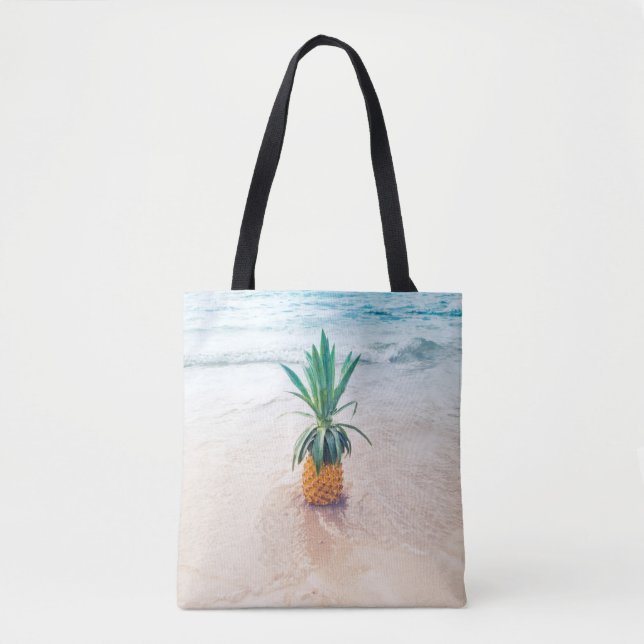 Ananas-Früchte am Strand am Morgen (Vorderseite)