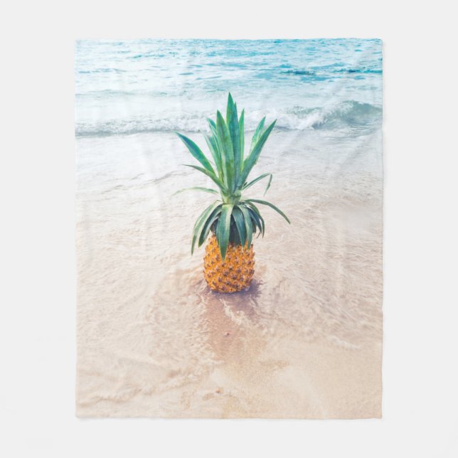 Ananas-Früchte am Strand am Morgen Fleecedecke (Vorderseite)