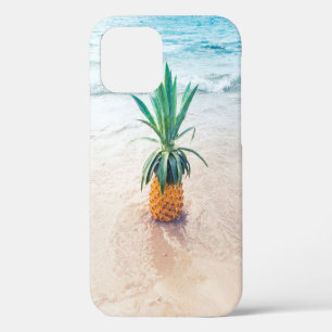 Ananas-Früchte am Strand am Morgen iPhone 12 Hülle