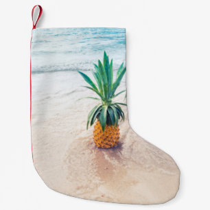 Ananas-Früchte am Strand am Morgen Kleiner Weihnachtsstrumpf