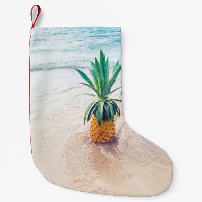 Ananas-Früchte am Strand am Morgen Kleiner Weihnachtsstrumpf (Vorderseite)