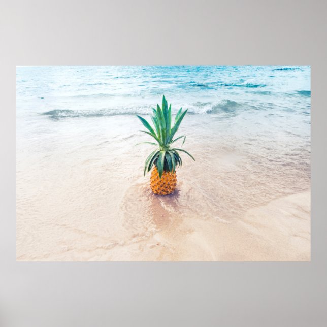Ananas-Früchte am Strand am Morgen Poster (Vorne)