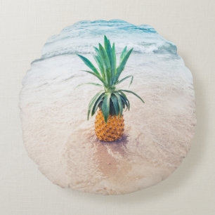 Ananas-Früchte am Strand am Morgen Rundes Kissen