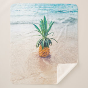 Ananas-Früchte am Strand am Morgen Sherpadecke