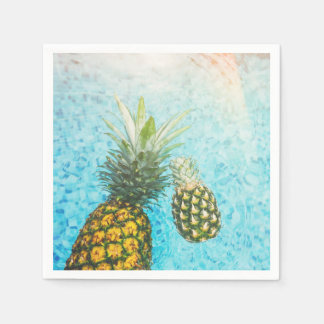 Ananas im Schwimmbad Serviette