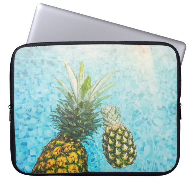 Ananas im Swimmingpool Laptopschutzhülle (Vorderseite)