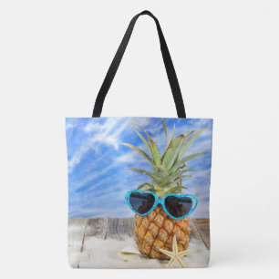 Ananas in einer Sonnenbrille mit Seestern