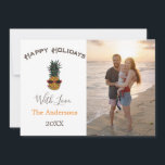 Ananas Merry Christmas Beach Foto Feiertagskarte<br><div class="desc">Ananas Frohe Weihnachten Beach Foto Holiday Card Senden Sie Ihre Urlaubssgrüße an Freunde und Familie,  Beach-Stil,  mit unserer tropischen Ananas Urlaubsfotokarte. Design zeigt Ihr liebstes vertikales Foto neben dem fröhlichen Weihnachtsgrüßen und eine Ananas-Illustration mit Urlaubssaitlichtern. Personalisieren Sie mit Ihren Namen und Gruß nach Maß am unteren Ende.</div>