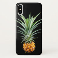 Ananas mit großen Haaren auf schwarzem Hintergrund
