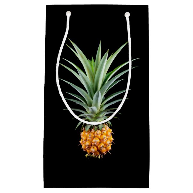 Ananas mit großen Haaren auf schwarzem Hintergrund Kleine Geschenktüte (Vorderseite)