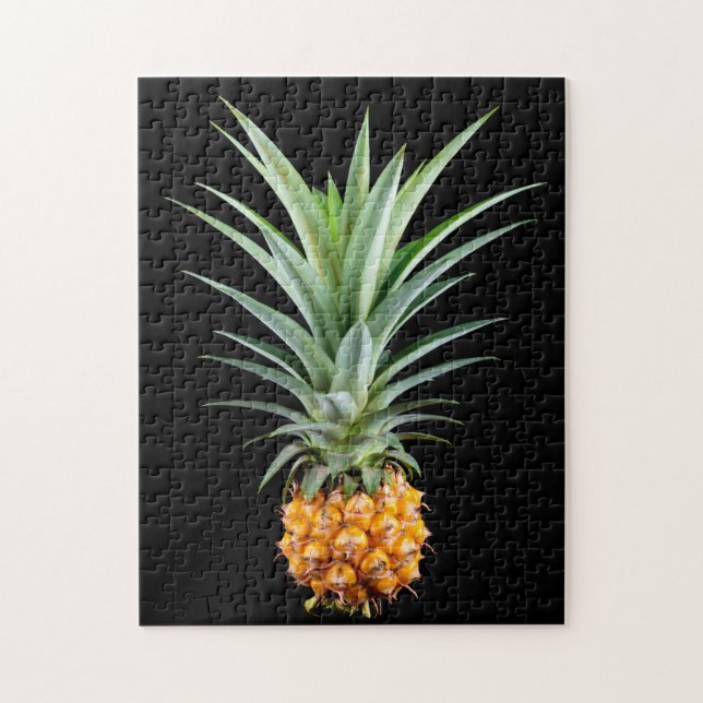 Ananas mit großen Haaren auf schwarzem Hintergrund Puzzle (Vertikal)