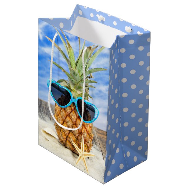 Ananas mit Herzsonnenbrille Polka Dots Mittlere Geschenktüte (Vorderseite Schrägansicht)