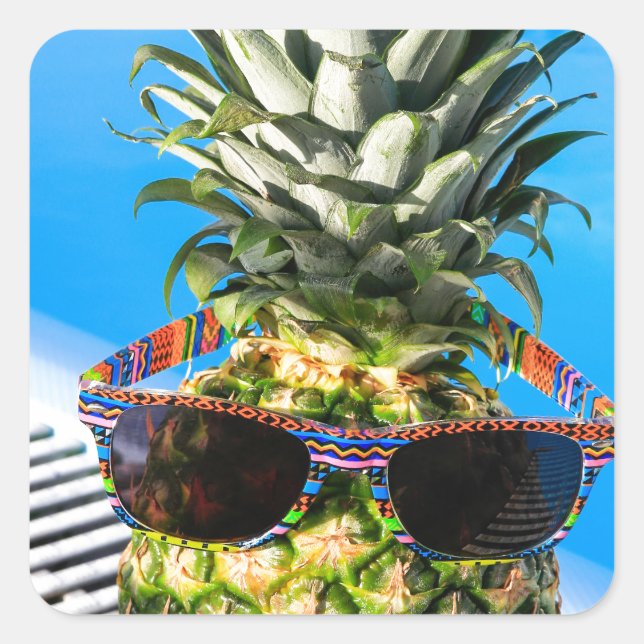 Ananas mit Sonnenbrille im Schwimmbad Quadratischer Aufkleber (Vorderseite)