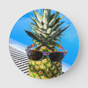 Ananas mit Sonnenbrille im Schwimmbad Runde Wanduhr