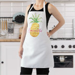 Ananas Personalisiert Schürze<br><div class="desc">Diese niedliche und mädchenhafte Schürze ist mit einem gelben Ananas in Aquarellfarbe und einem Namen in rosa Typografie dekoriert. Sie können ihn anpassen, indem Sie den Namen ändern oder ihn zu einem Monogramm machen. Verwenden Sie die Option Weitere anpassen, um die Textgröße, den Stil oder die Farbe zu ändern. Weil...</div>