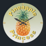 Ananas Princess Große Wanduhr<br><div class="desc">10, 75" runder Acrylwanduhr mit einem Bild eines goldenen Ananas und dem Text "Ananas Princess" auf gradgrün. Die goldenen Klammern markieren die Positionen 1`2,  3,  6 und 9. Sehen Sie sich die gesamte Sammlung der Shipwreck-Uhr im DÉCOR an. | Uhrenabschnitt.</div>