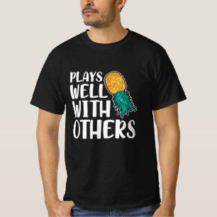 Ananas spielen gut mit anderen zusammen T-Shirt
