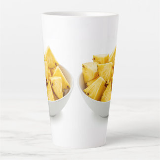 Ananas-Stücke in einer Schüssel Milchtasse