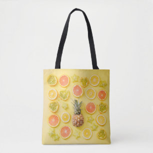 Ananas, umgeben von Zitrusfrüchten