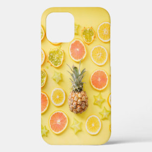 Ananas umgeben von Zitrusfrüchten iPhone 12 Hülle