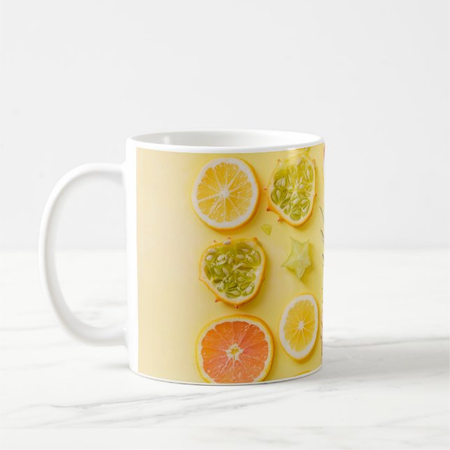 Ananas, umgeben von Zitrusfrüchten Kaffeetasse (Links)