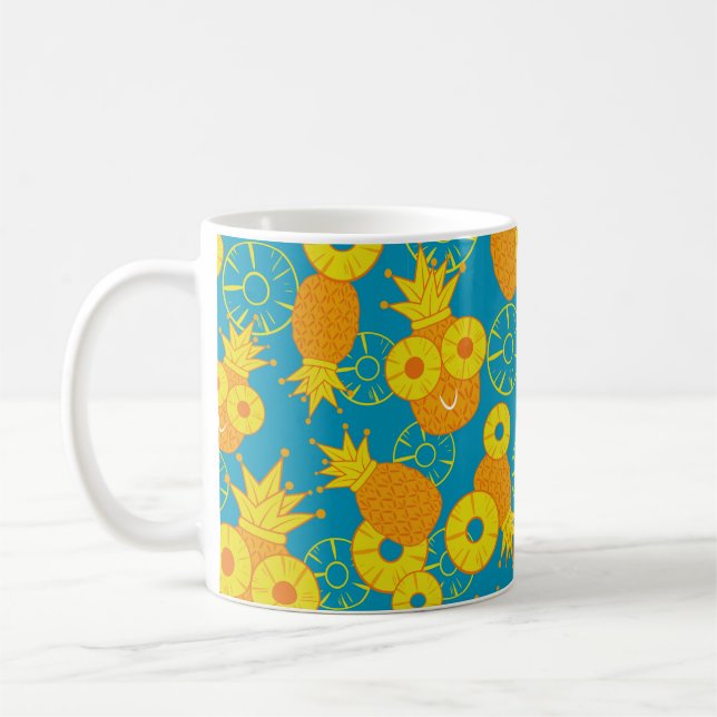 Ananas- und Ananas-Ringe. Nahtloser Doodkrug Kaffeetasse (Links)