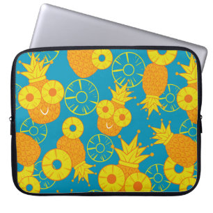 Ananas- und Ananas-Ringe. Nahtloser Doodkrug Laptopschutzhülle