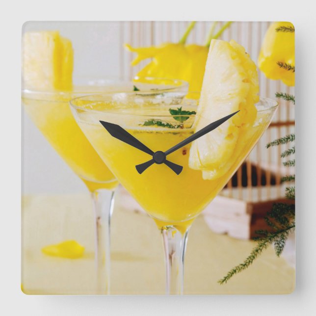 Ananas- und Ingwer-Fresca-Cocktail Quadratische Wanduhr (Vorderseite)