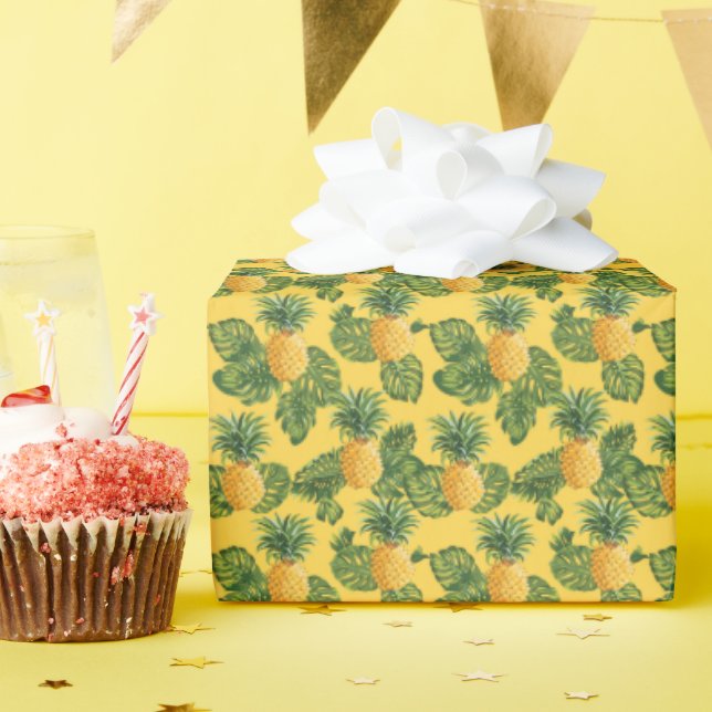 Ananas und tropische Blätter auf Gold Geschenkpapier (Geburtstagsparty)