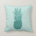 Ananas-Zickzack Kissen<br><div class="desc">Dieses Kissen kennzeichnet ein computererzeugtes Zeichnen einer Ananas auf einem Zickzack Hintergrund mit zwei Tönen. Ich wollte den Entwurf jedoch, um einen Silkscreendruckblick zu haben und mich zu fühlen. Der Farbentwurf ist- einfarbig und das Ananaszeichnen hat Bereiche, die beunruhigt werden, /Texturschaut. Das Kissen kann personalisiert sein, wenn dieses ist, was...</div>