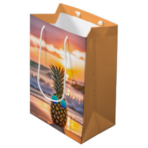 Ananas zum Geburtstag mit Sonnenbrille am Strand Mittlere Geschenktüte