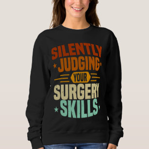 Anästhesie-Krankenschwester beurteilt chirurgische Sweatshirt