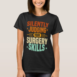 Anästhesie-Krankenschwester beurteilt chirurgische T-Shirt