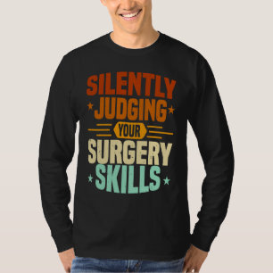 Anästhesie-Krankenschwester beurteilt chirurgische T-Shirt