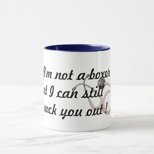 Anästhesie verdrängt Ärztin in lustigen Schlamm Tasse (Zentrum)