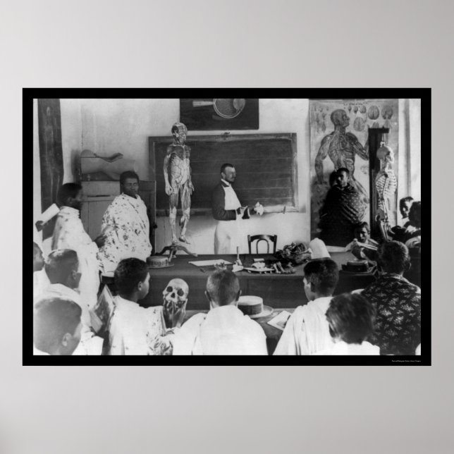 Anatomie-Klasse im Sudan, Afrika 1920 Poster (Vorne)