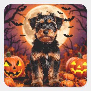 Anbetungswürdiger Welpe mit Halloween-Hintergrund Quadratischer Aufkleber