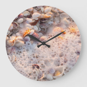 Anbrandende Wellen und Muscheln auf Sanibel Island Große Wanduhr