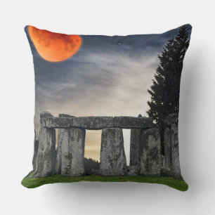 Ancient Stonehenge & Mystical Red Full Moon Kissen
