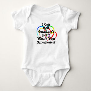 Ändere JEDEN Text - Schmilzt Omas Herz - Superkraf Baby Strampler