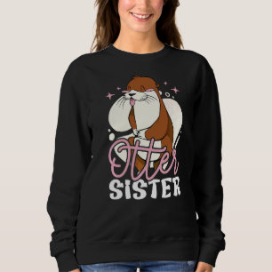 Andere Schwester mit Otter Sweatshirt