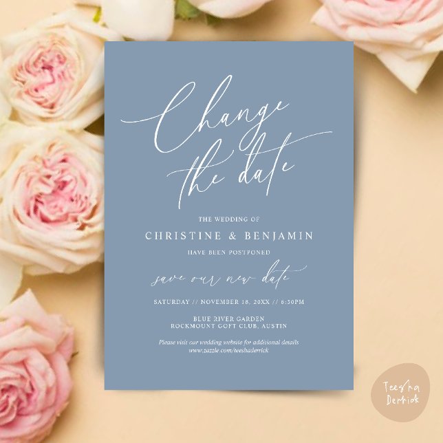 Ändern Sie das Datum, Rett unsere neue Hochzeitska Einladung (Change the date, Save our new wedding date modern romantic card in Dusty Blue)