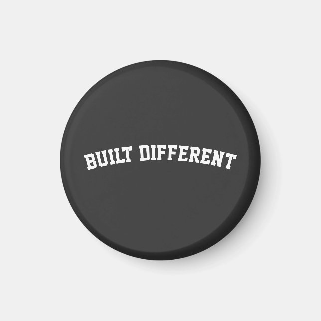 Anders Gebaut – Kühnes Streetwear Statement Magnet (Vorne)
