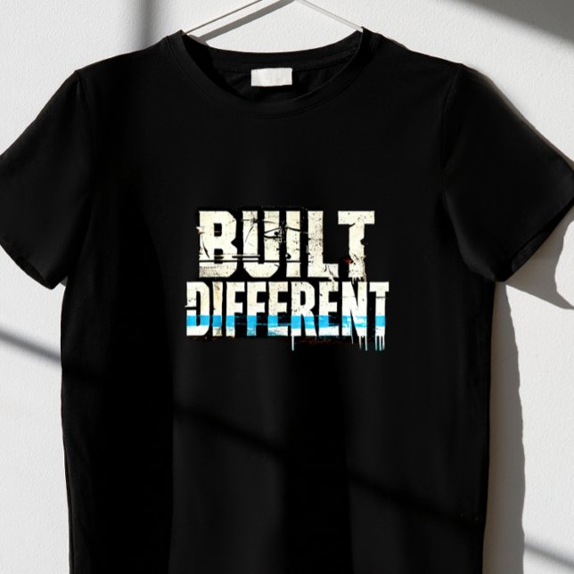 "Anders Gebaut"  T-Shirt (Von Creator hochgeladen)
