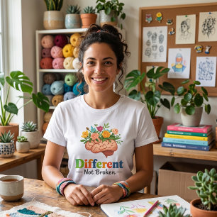 Anders, nicht kaputt: Blütenhirn: Neurodiversität Tri-Blend Shirt