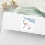 Änderung der Adresse des Snowy Village Quadratischer Aufkleber<br><div class="desc">Dieses gemütliche Retourenaufkleber-Design mit niedlichen Bindevibes ist eine bequeme Möglichkeit,  Ihre neue Adresse anzukündigen. Der Moving-Ankündigungs-Aufkleber zeigt eine schneebedeckte Weihnachtsdörfsszene in sanften Ferienfarben. Personalisieren Sie Ihre Daten mit Ihrem Familiennamen und Ihrer Adresse.</div>