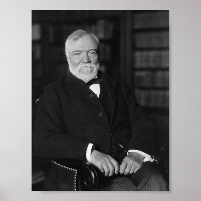Andrew Carnegie sitzt in einer Bibliothek Poster (Vorne)